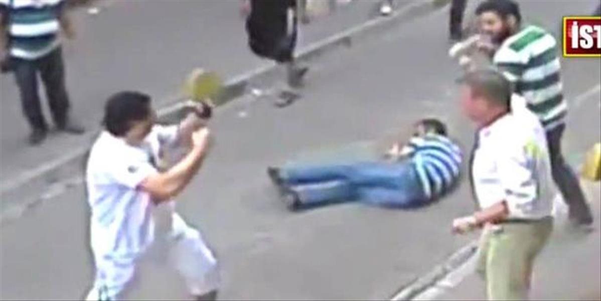 VIDEO Írsky turista sa dokázal ubrániť pred rozhnevaným davom Turkov, jedného knokautoval