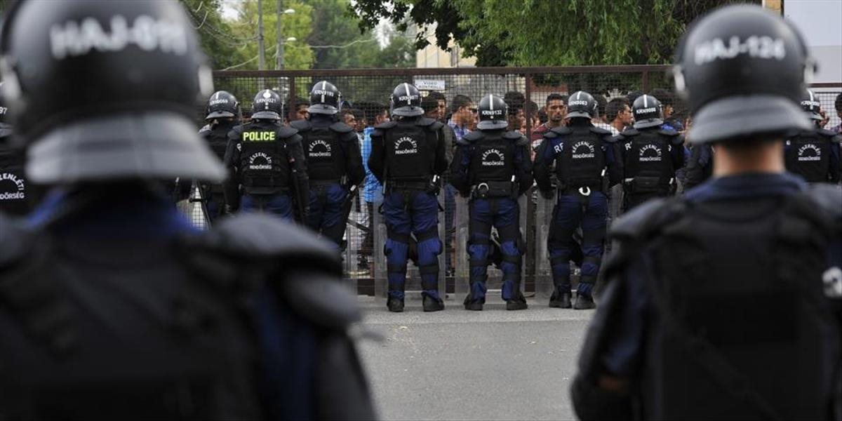 Migranti v maďarskom tábore sa vzbúrili, zasahovali stovky policajtov