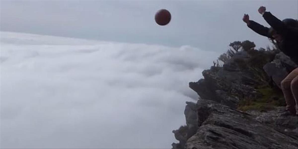 VIDEO Magnusov jav 2: Lopta zhodená z útesu nad oblakmi