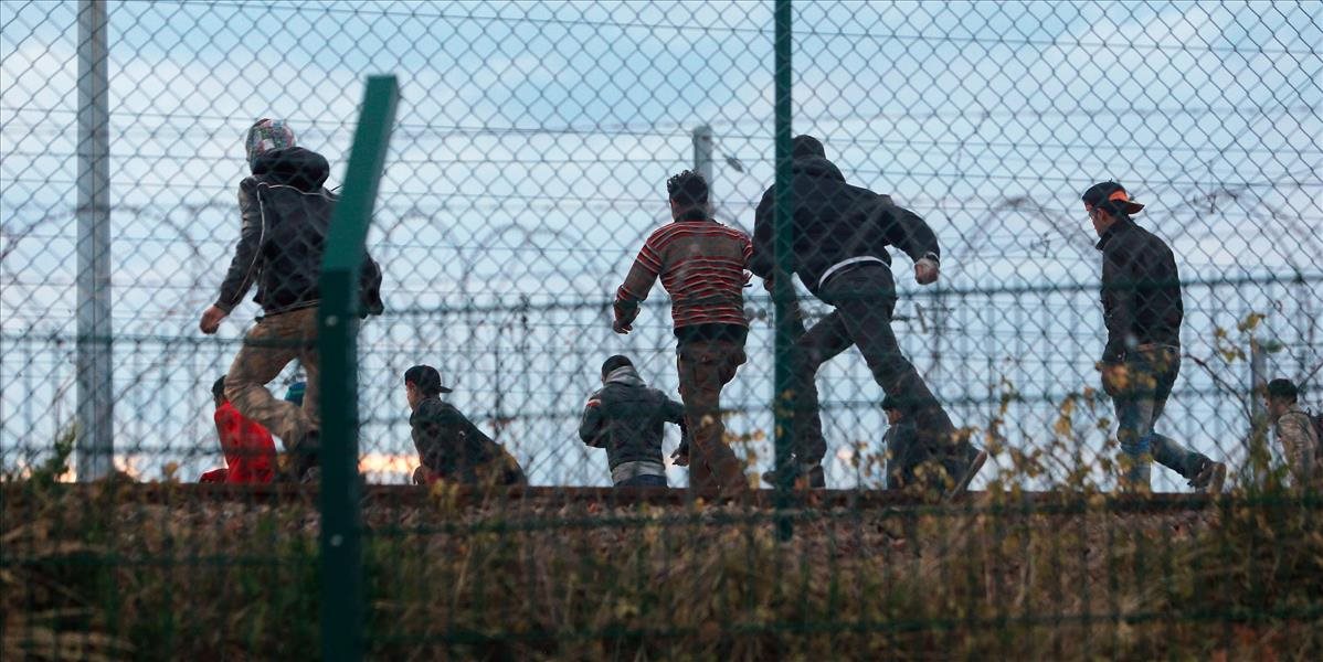 NATO: Otázka utečencov nepatrí do našej kompetencie, vojenské riešenie nemá