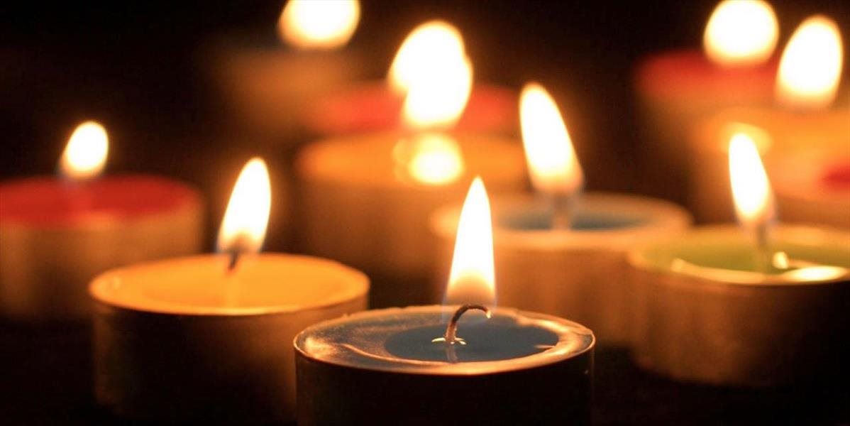 Za zomretých utečencov zapálili sviečku aj Slováci