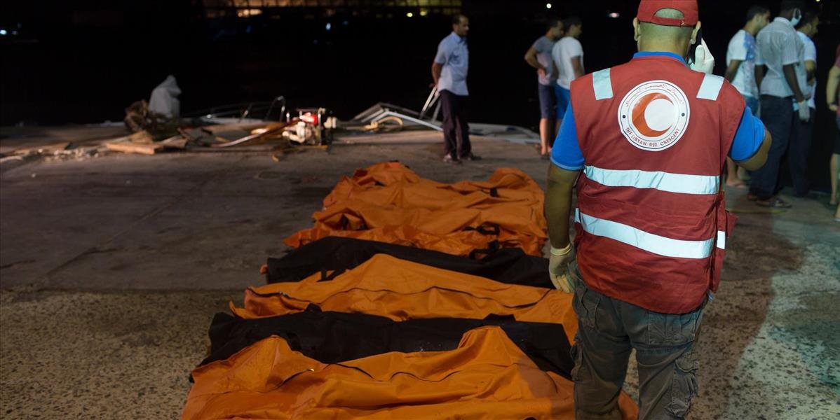 FOTO Pri pobreží Líbye sa potopila preplnená loď s utečencami: Hlásia 200 mŕtvych