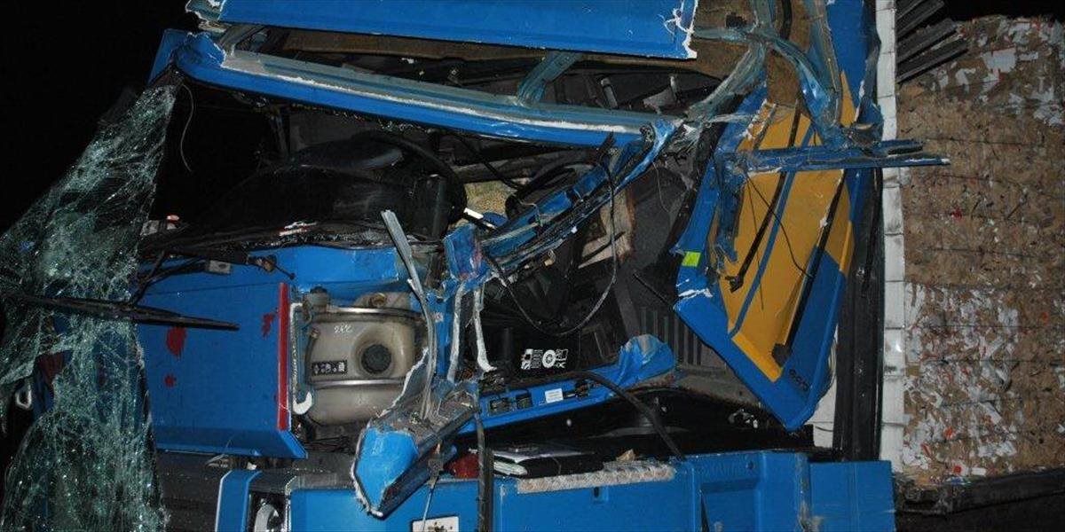 Zrážku dvoch maďarských kamiónov neprežil jeden z vodičov