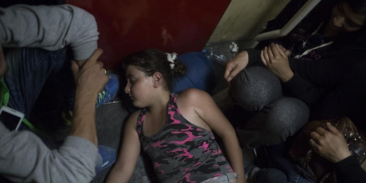 Rumuni prevážali 21 migrantov v malom nákladiaku