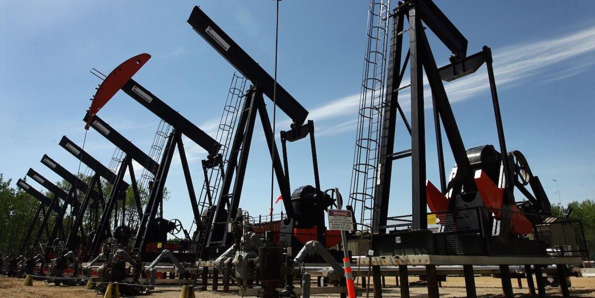 Ceny ropy opäť klesajú, americká WTI sa obchoduje pod 45 USD za barel