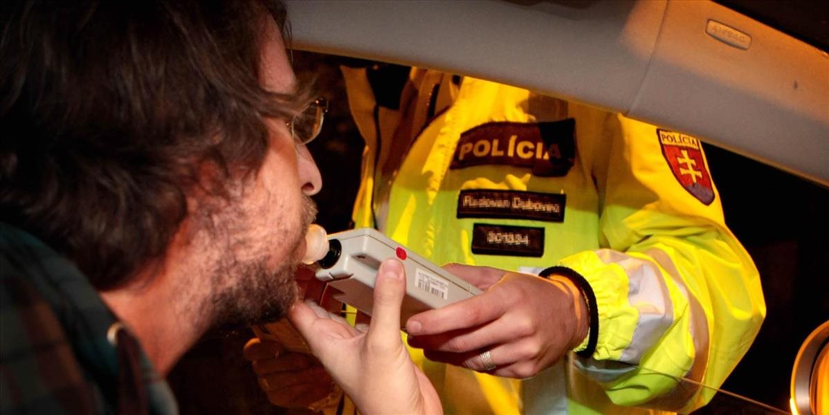 Policajti namerali alkohol 66 vodičom a cyklistom