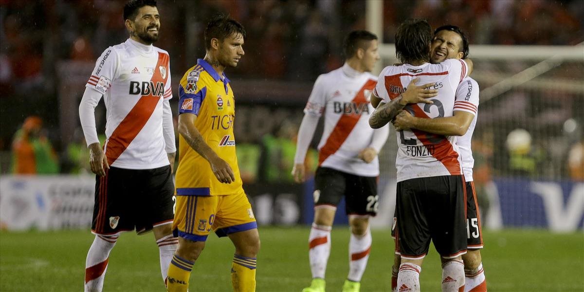 Počas zápasu River Plate - Huracan sa spustilo zavlažovacie zariadenie