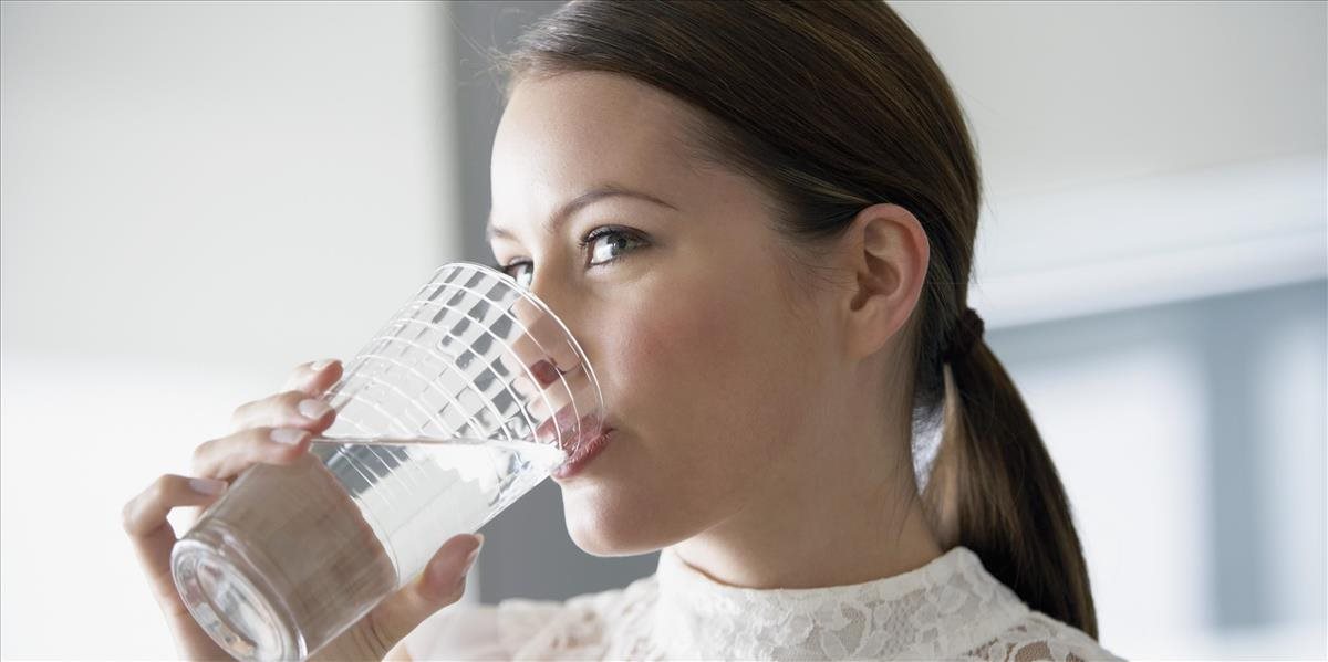 Pitie vody nepomáha zmierniť následky konzumácie alkoholu