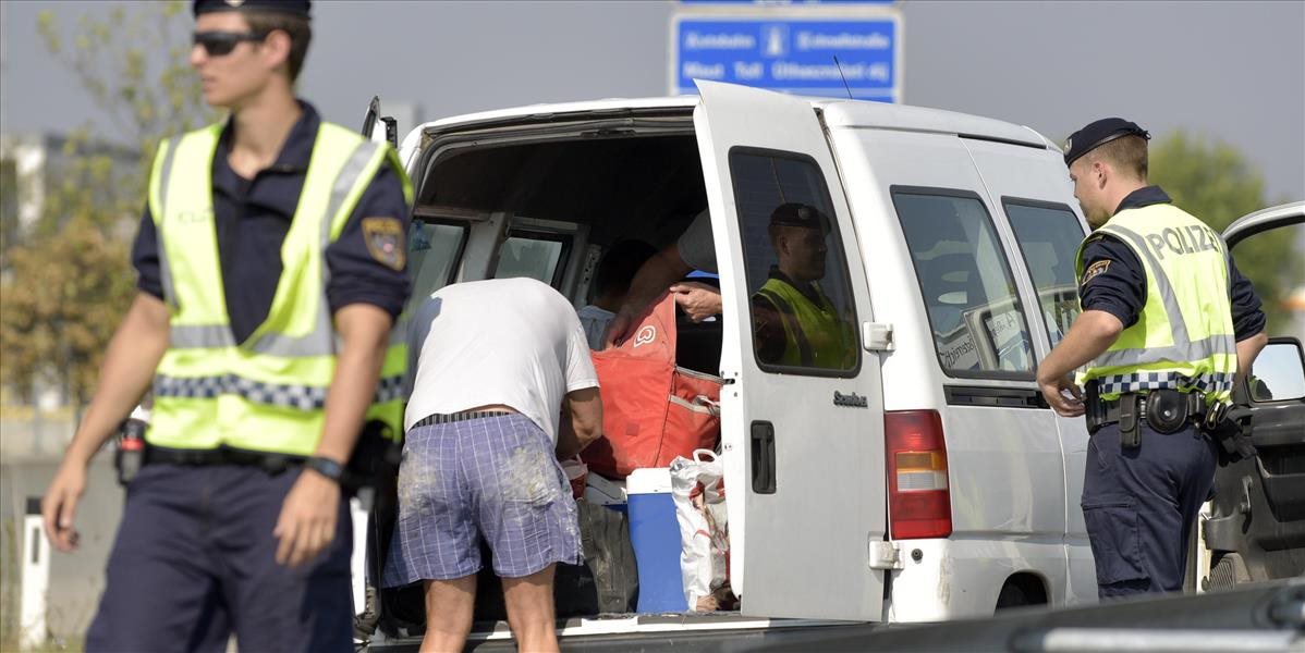 Neďaleko Čunova zadržali dve dodávky plné utečencov