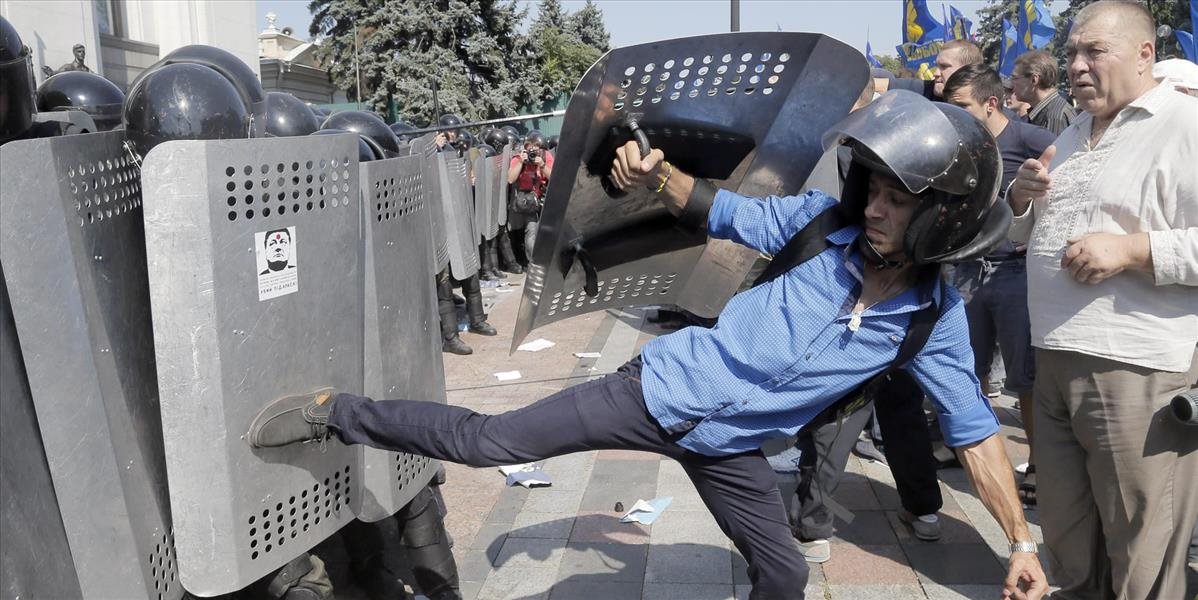 Nepokoje pred parlamentom v Kyjeve majú tretiu obeť