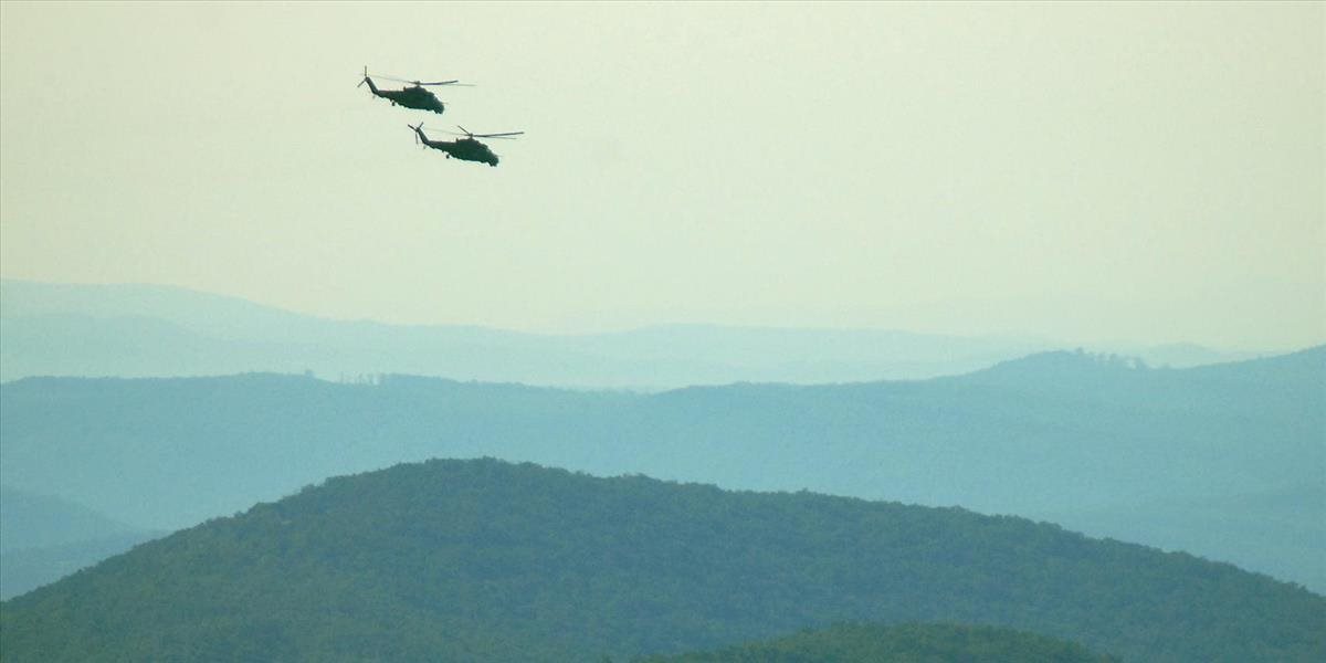 Vojenské vrtuľníky pomáhajú hasiť pri Poprade a na Orave