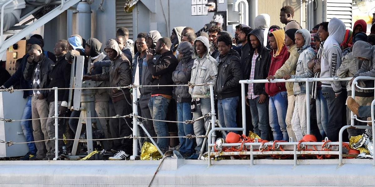 Grécka loď priviezla stovky ďalších migrantov na pevninu