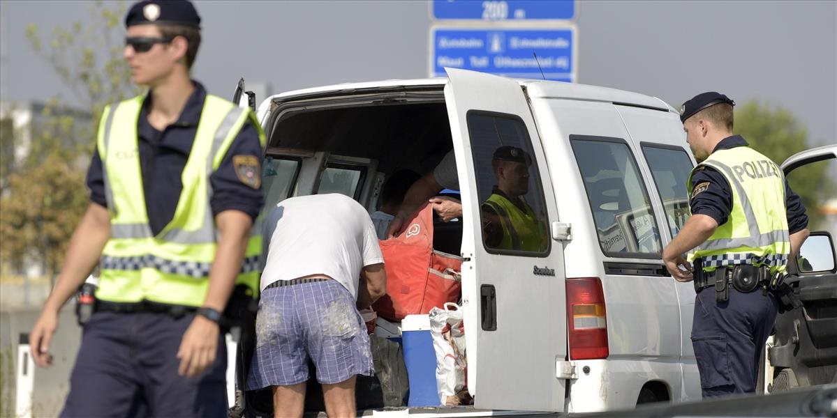Počas kontroly v Komárne našli v dodávke 20 utečencov, vodič chcel utiecť