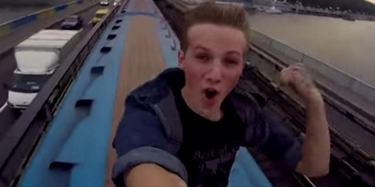 VIDEO Čistý blázon: Mladík sa prešiel po streche idúceho vlaku