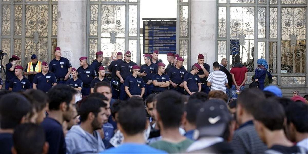 Maďarskí policajti nevpúšťajú migrantov na budapeštiansku Východnú stanicu