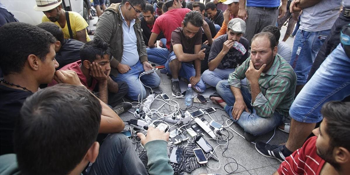 V Budapešti nabíjajú migrantom mobily zahraničné TV štáby