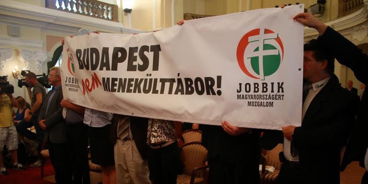 Maďarský Jobbik demonštroval proti migrantom na srbských hraniciach