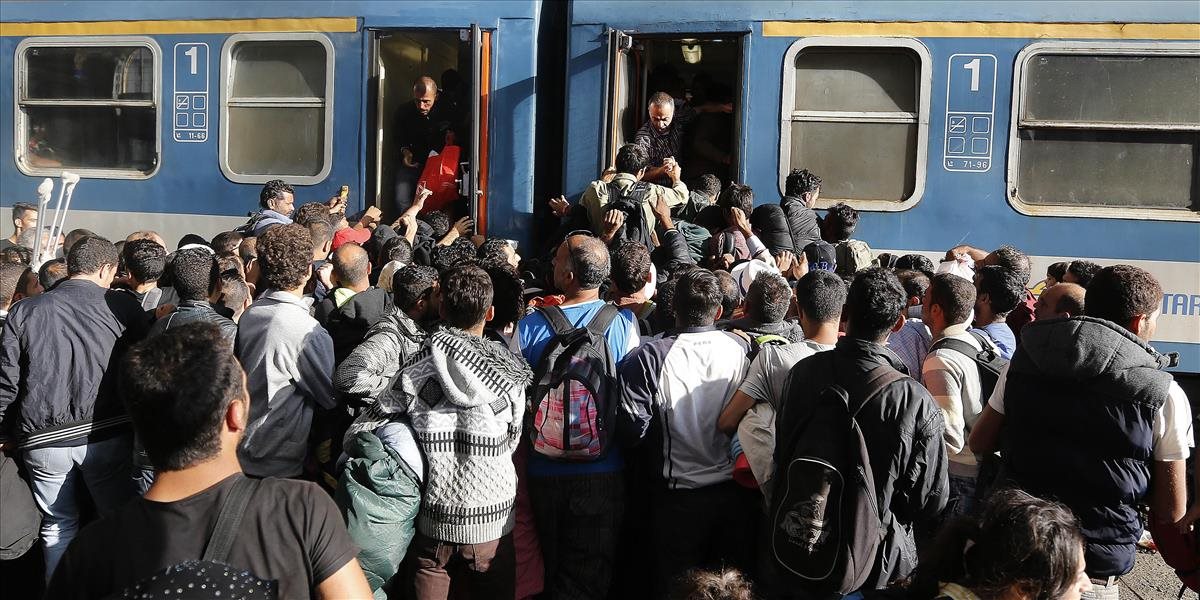 FOTO a VIDEO Maďari povolili: Polícia vpustila migrantov na budapeštiansku Východnú stanicu