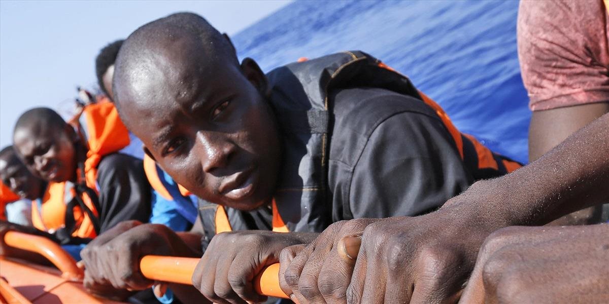 Pri pobreží Malajzie sa prevrhla loď s migrantmi, utopilo sa štrnásť ľudí