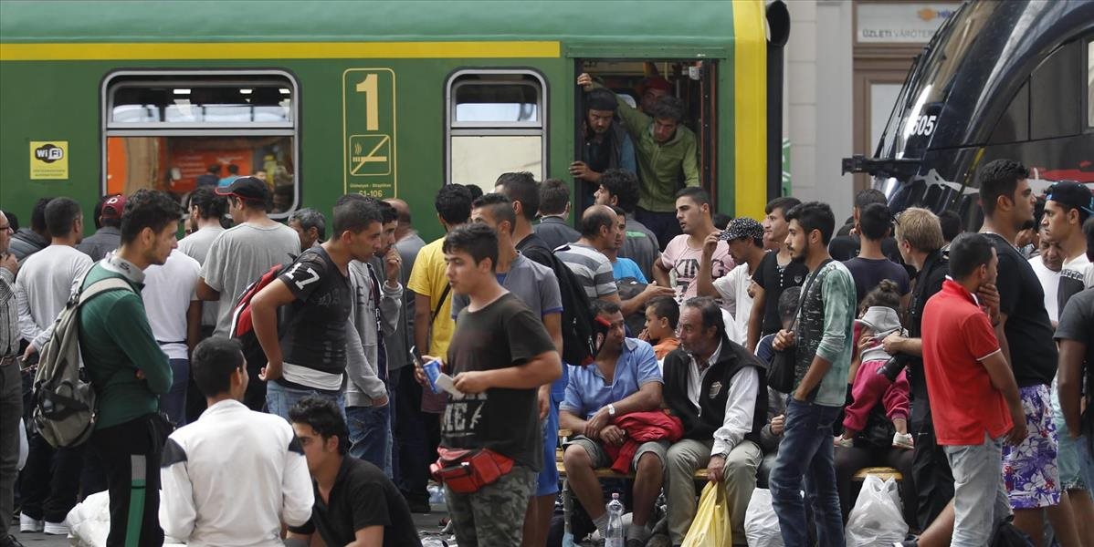 V Bicske vysadili z vlaku migrantov, chcú ich dostať do tábora