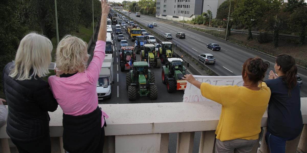 FOTO a VIDEO Francúzski poľnohospodári v Paríži na protest zablokovali cesty stovkami traktorov