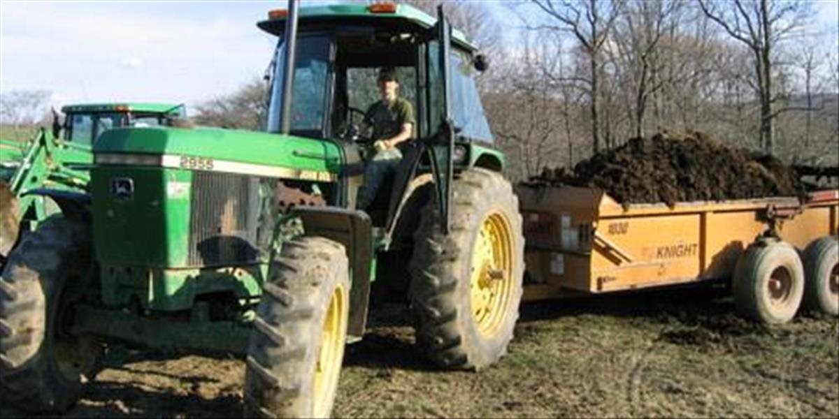 Pri vyvážaní hnoja zahynul 45-ročný traktorista