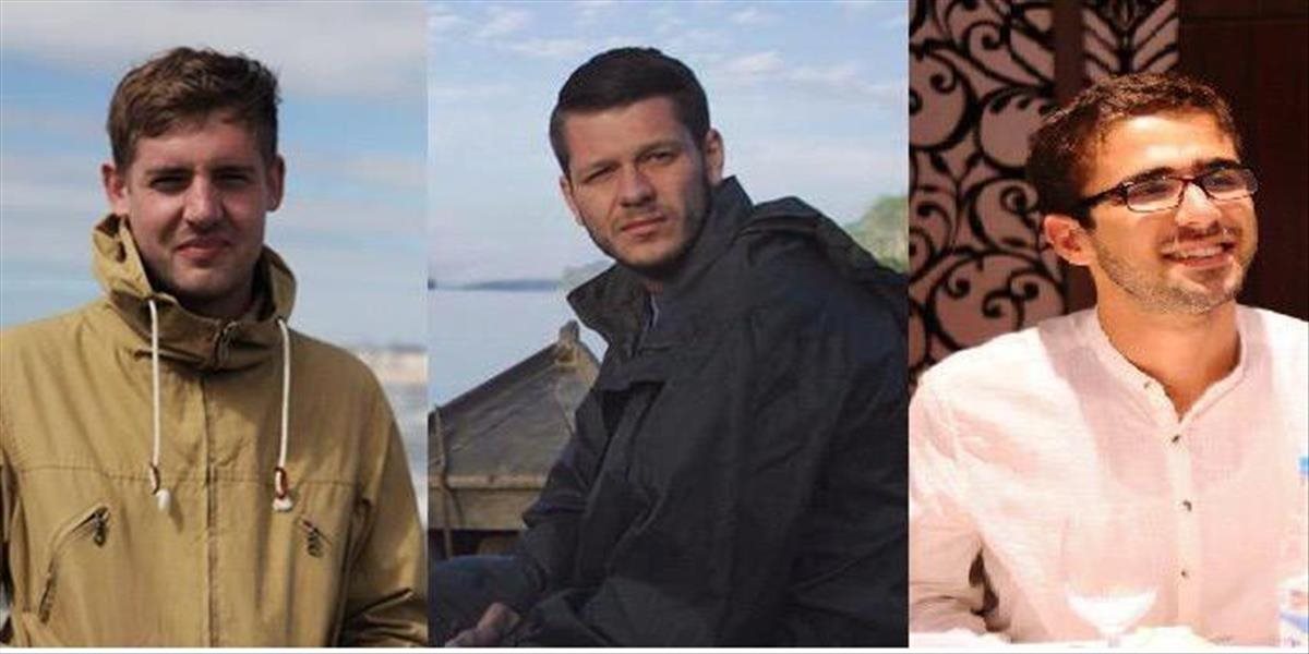 Zadržaných britských novinárov prepustili z väzby, ich asistenta nie