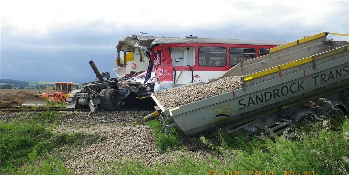 Nehoda v Česku: Zrazil sa nákladný vlak s kamiónom