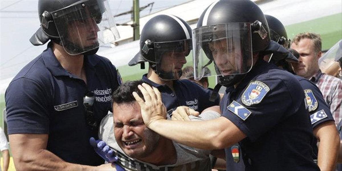 FOTO a VIDEO V Maďarsku sa dostali migranti do potýčky s políciou
