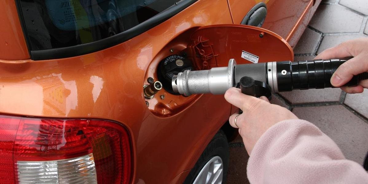 Ceny pohonných látok naďalej klesali