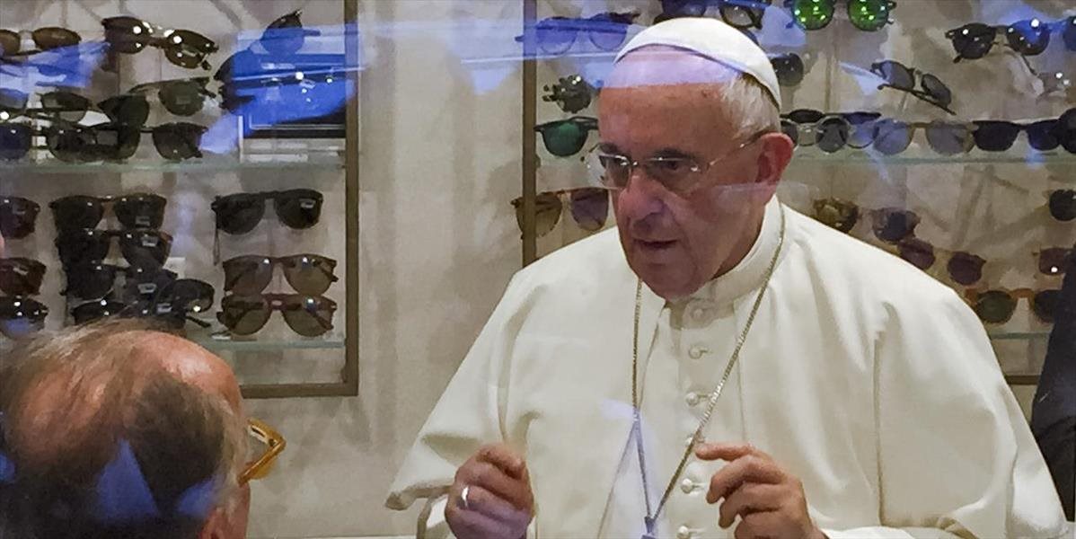 Pápež František si vyšiel do Ríma kúpiť nové okuliare