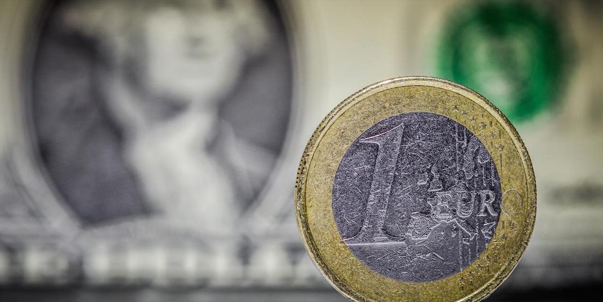 Kurz eura sa stabilizoval na úrovni 1,1135 USD/EUR