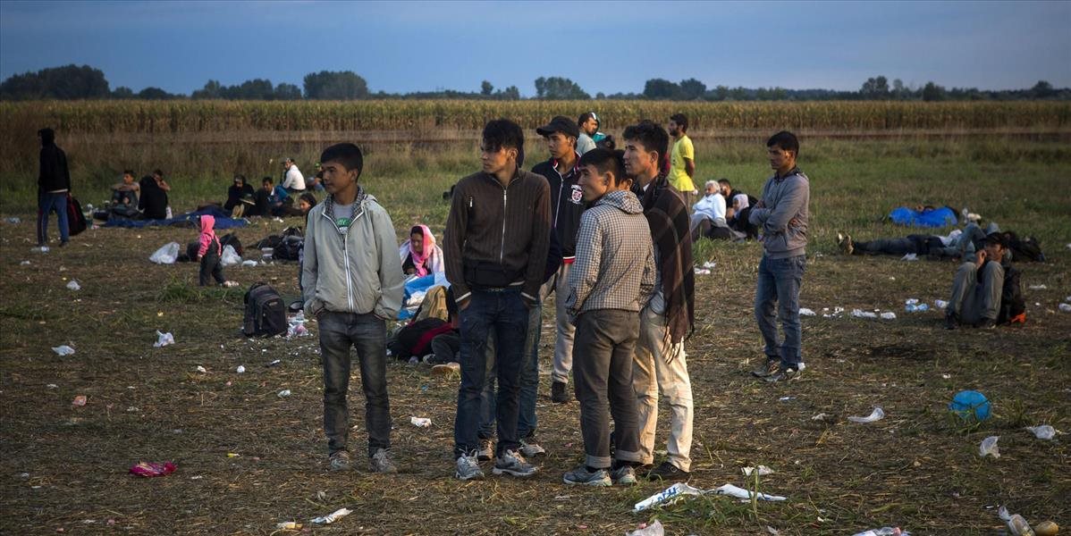 Stovky migrantov vyrazili z Budapešti do Rakúska pešo, 300 ich utieklo z tábora