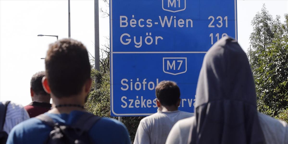 Stovky aktivistov chcú previezť migrantov z Maďarska do Rakúska