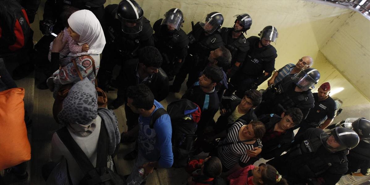 Polícia musí oddeľovať migrantov a futbalových ultras