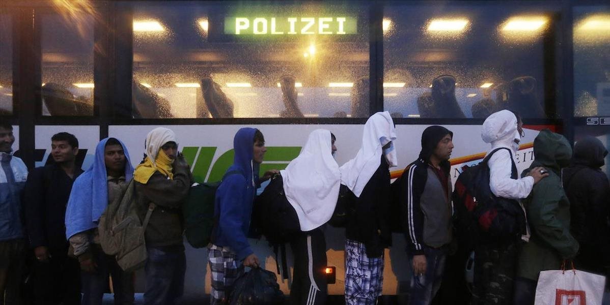 K rakúskym hranicam odviezli v 104 autobusoch takmer 4 500 migrantov