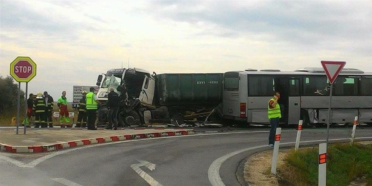 Pri výjazde z R1 v Nitre sa zrazili dva kamióny s autobusom plným detí: Hlásia jednu obeť a päť zranených