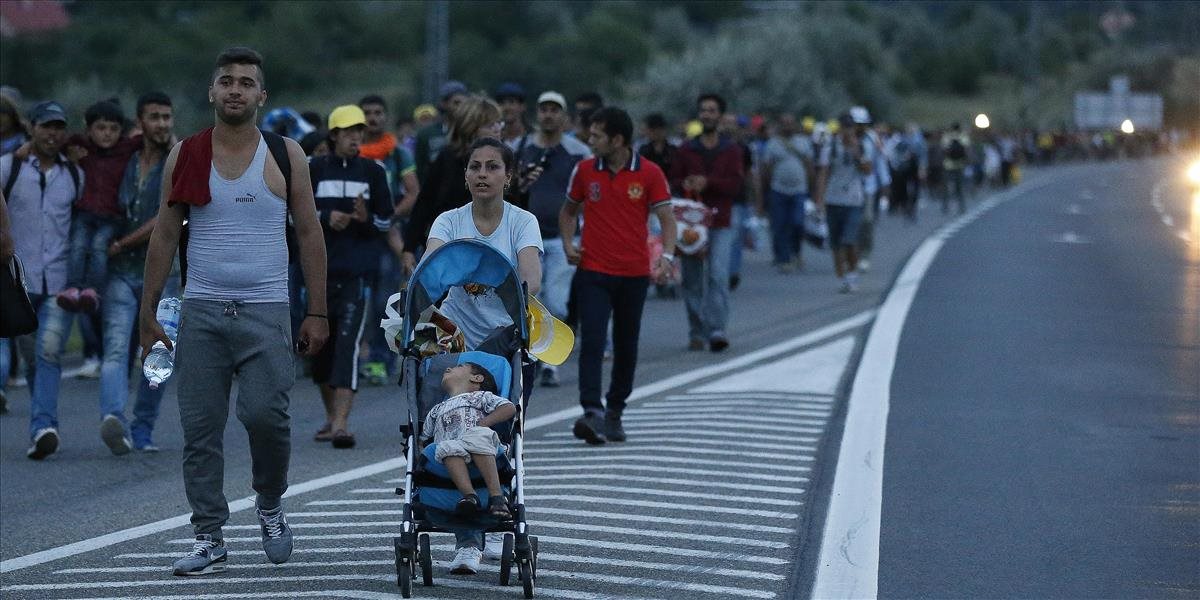 Maďarská polícia migrantom idúcim pešo do Rakúska nariadila opustiť diaľnicu M1