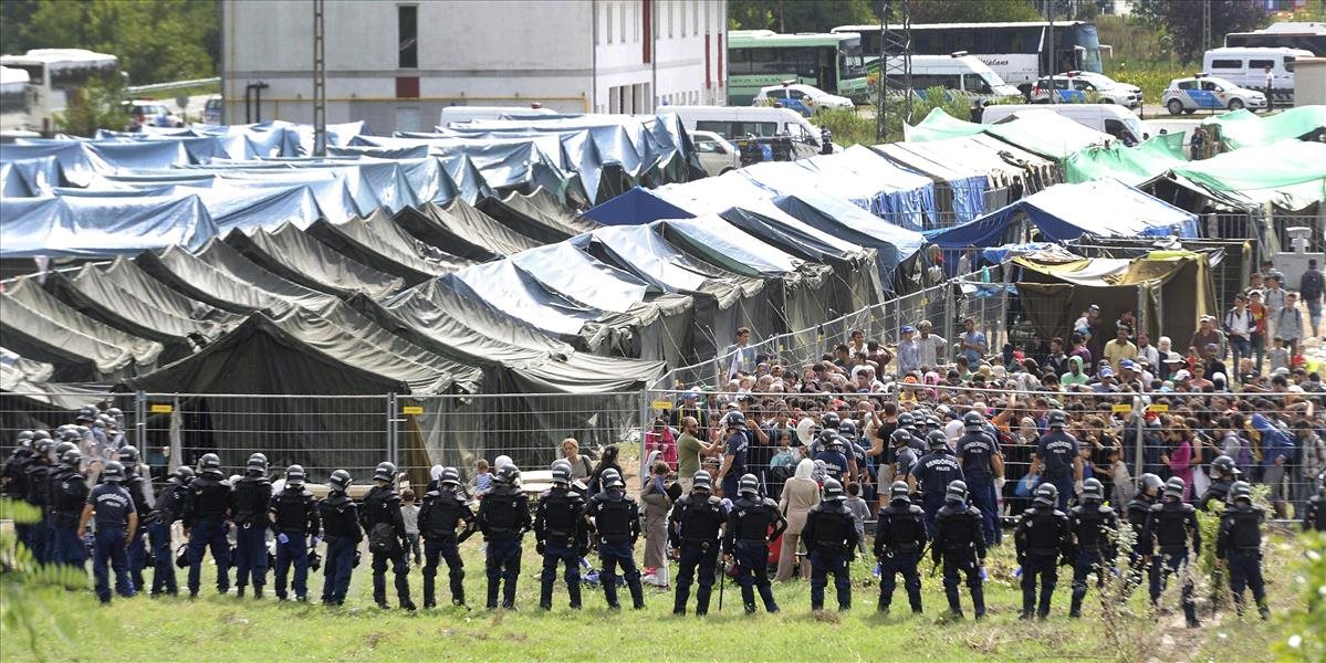 Polícia vrátila do Röszke migrantov, ktorí išli pešo do Budapešti