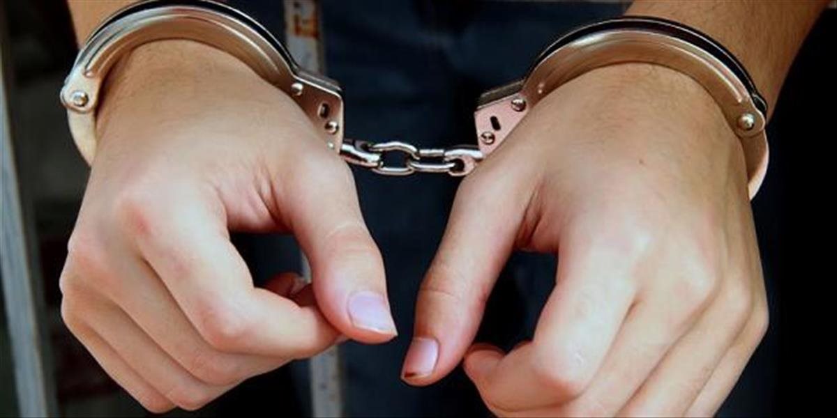 Polícia zadržala muža, ktorý manželku a syna zatváral do klietky