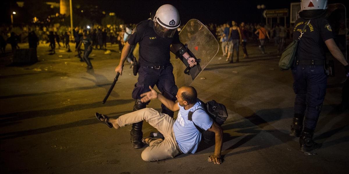 Polícia na ostrove Lesbos použila obušky, aby rozohnala migrantov