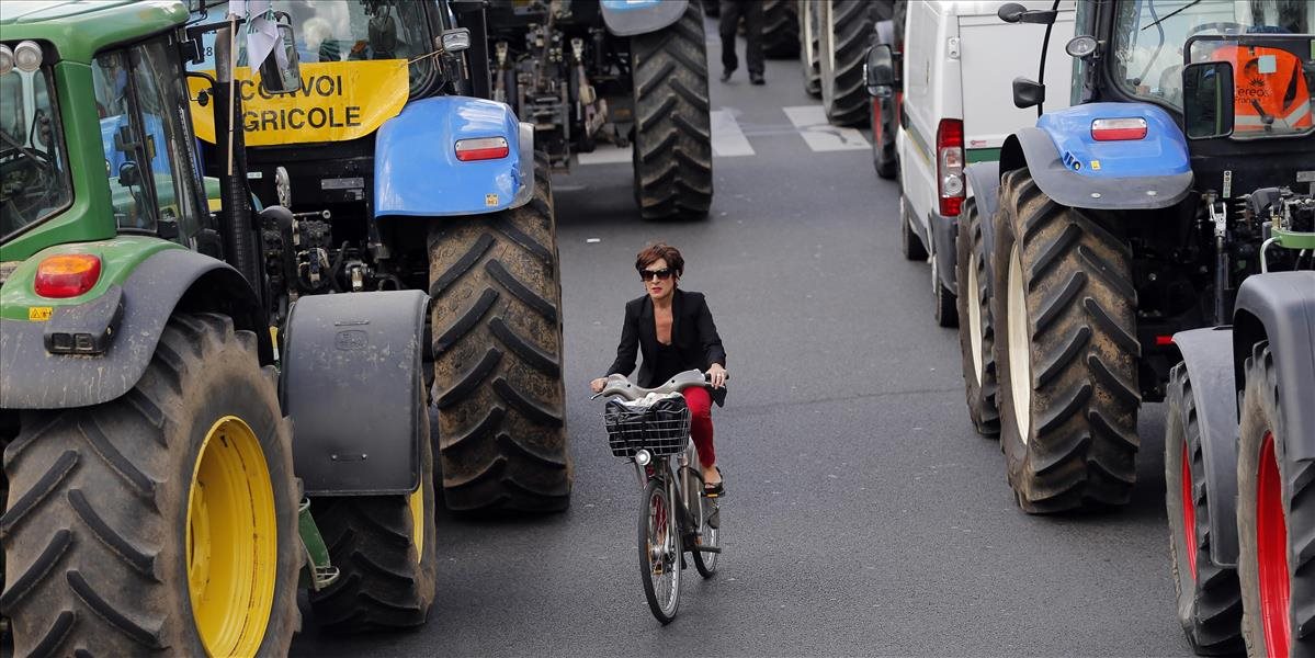 Brusel obsadili stovky traktorov a tisícky nespokojných európskych farmárov