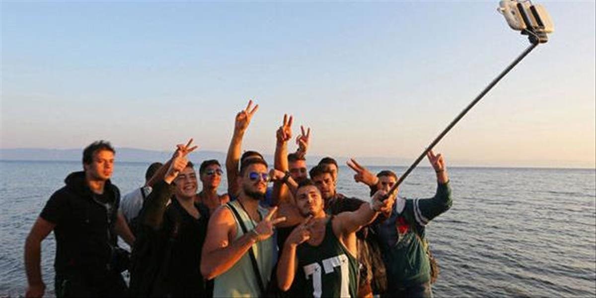 FOTO Úsmev: Utečenci si po príchode do Grécka robia vysmiate selfie