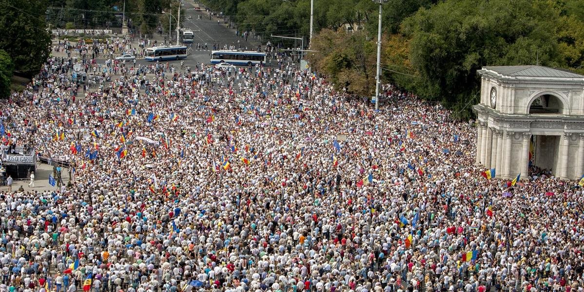 VIDEO Masový protest v Moldavsku: Desaťtisíce ľudí pobúrení stratou vyše miliardy eur si zriadili protestný tábor