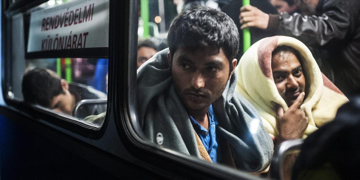 Skoro tisíc migrantov, ktorí po diaľnici v protismere smerovali do Budapešti, odviezli späť do tábora