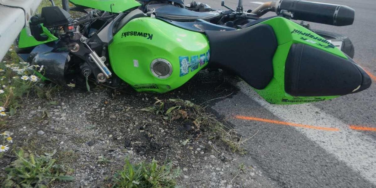 Mladý motorkár nočnú zrážku v Bratislave neprežil