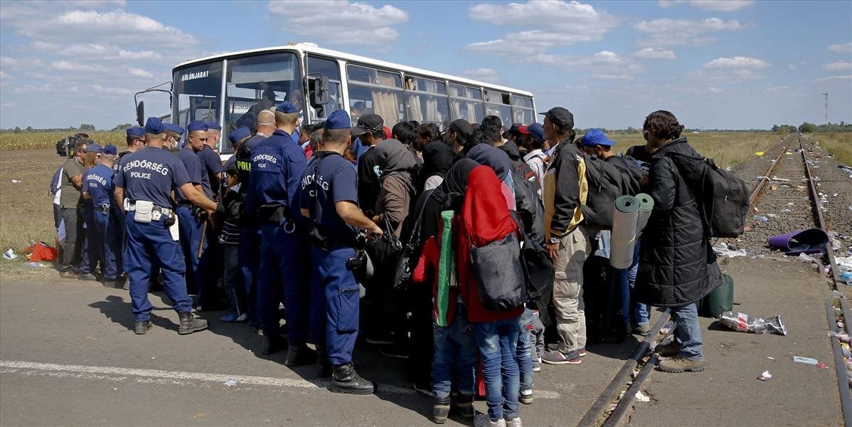 VIDEO Maďarská polícia uzavrela pri obci Röszke diaľnicu M5, ktorú obsadili migranti