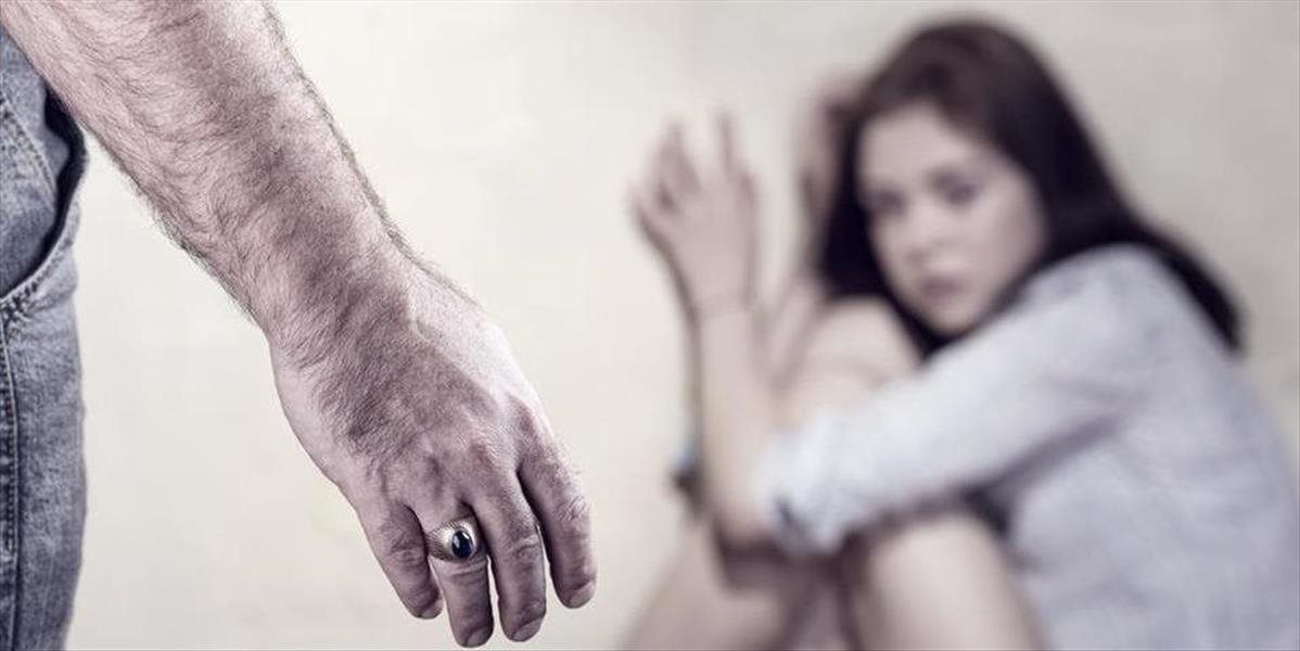 Bánovskí policajti vypátrali sexuálneho násilníka: Ženu ťahal po tráve za činžiak!