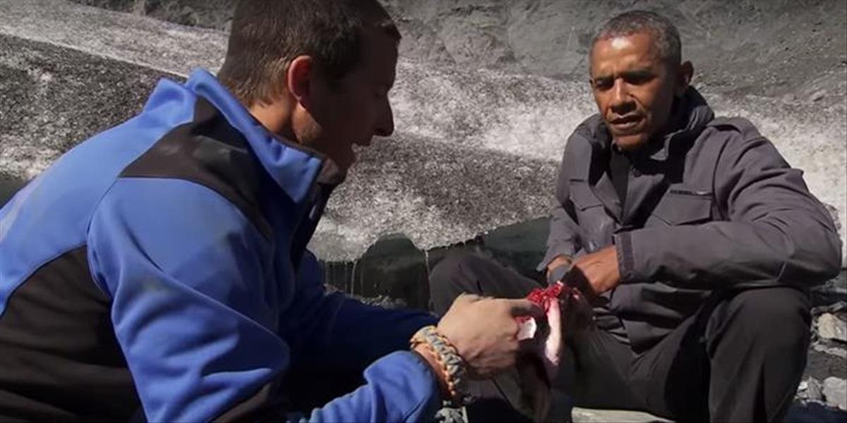 VIDEO Bear Grylls ponúkol Obamovi lososa, ktorého nedojedol medveď