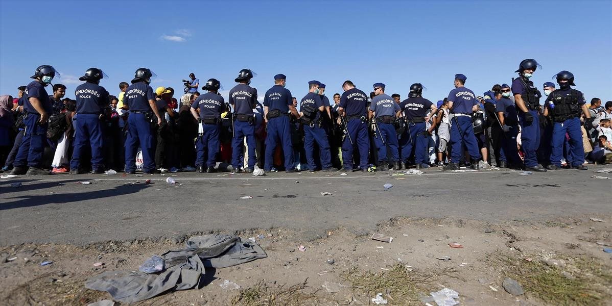 Hranicu s Maďarskom prekročilo 800 utečencov, polícia uzavrela cestu